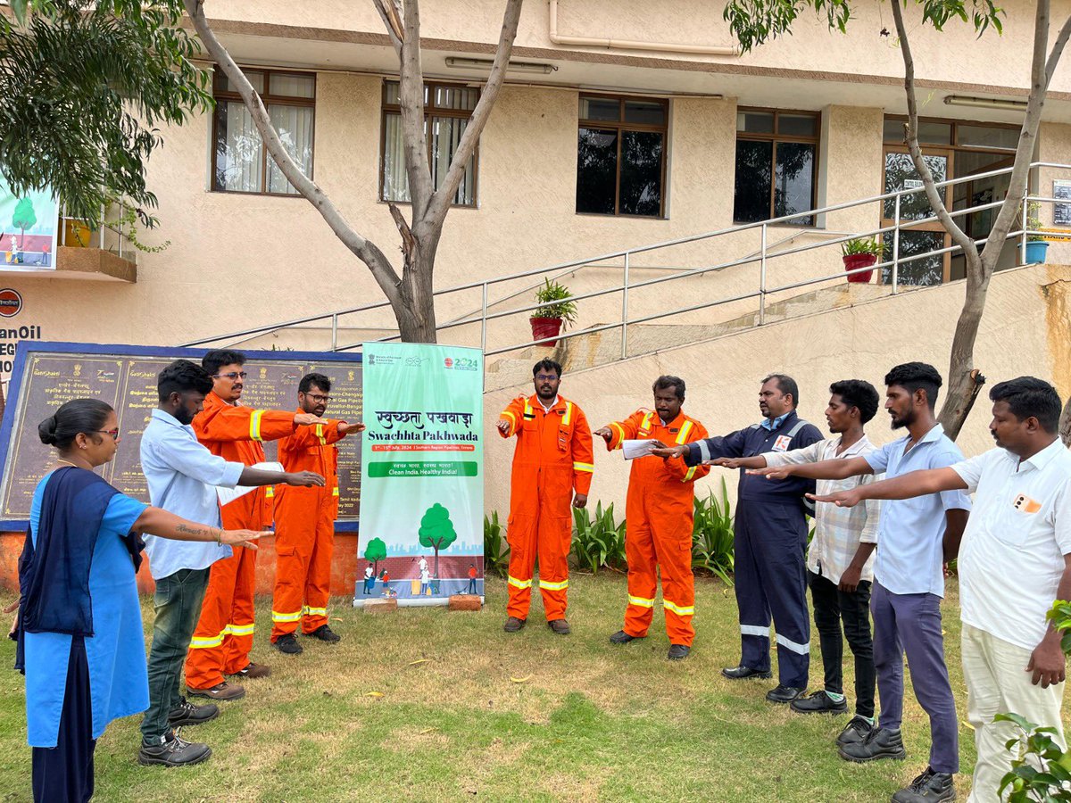 IOCLSRPLEnnore's tweet photo. As part of Swachhta pakhwada fortnight compaign, pledge to devote 100hrs/year towards cleanliness taken by all employees and contract workers of Ennore @iocl_srpl1 https://t.co/nvE7xpVhkP