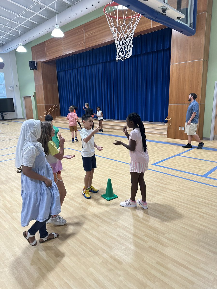 WoodsCreekES's tweet image. The beautiful sunrise set the tone for a great first day full of smiles, learning, and memories! Many thanks to @4LifeEducator for helping kick off the day bright and early. #MAGICofLearning