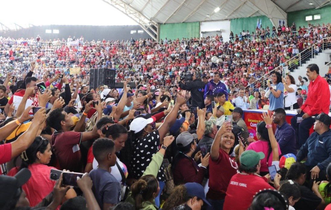 Estuvimos en la Gran Parroquia Ana Soto de Barquisimeto junto a nuestra vicepresidenta ejecutiva <a href="/delcyrodriguezv/">Delcy Rodríguez</a> ,madrina del estado Lara y varios ministros y ministras. Allí el poder popular organizado ha planteado una serie de proyectos de infraestructura y servicios y el