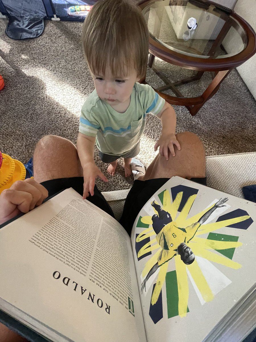 B0SK0's tweet photo. A surprisingly good picture book for toddlers #GodsofSoccer #Ball @MenInBlazers https://t.co/DEFNYsZZwr