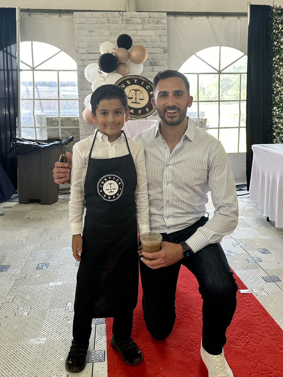 Sflecce's tweet photo. I landed back from Calgary yesterday & went straight to @ahmadiyyacanada’s 46th annual Jalsa Salana conference.

Thank you for bringing so many young people & the broader community together to advance the cause of our collective humanity & the uplifting & unifying message of “Love for All; Hatred for None.” 🙏🏼