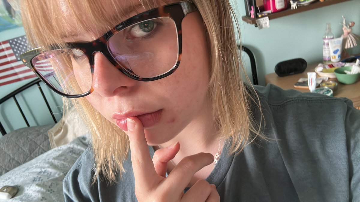 everclearrrr's tweet photo. new glasses but they look almost the same 2 my old ones #afraidofchange https://t.co/yQFe5rMV6O