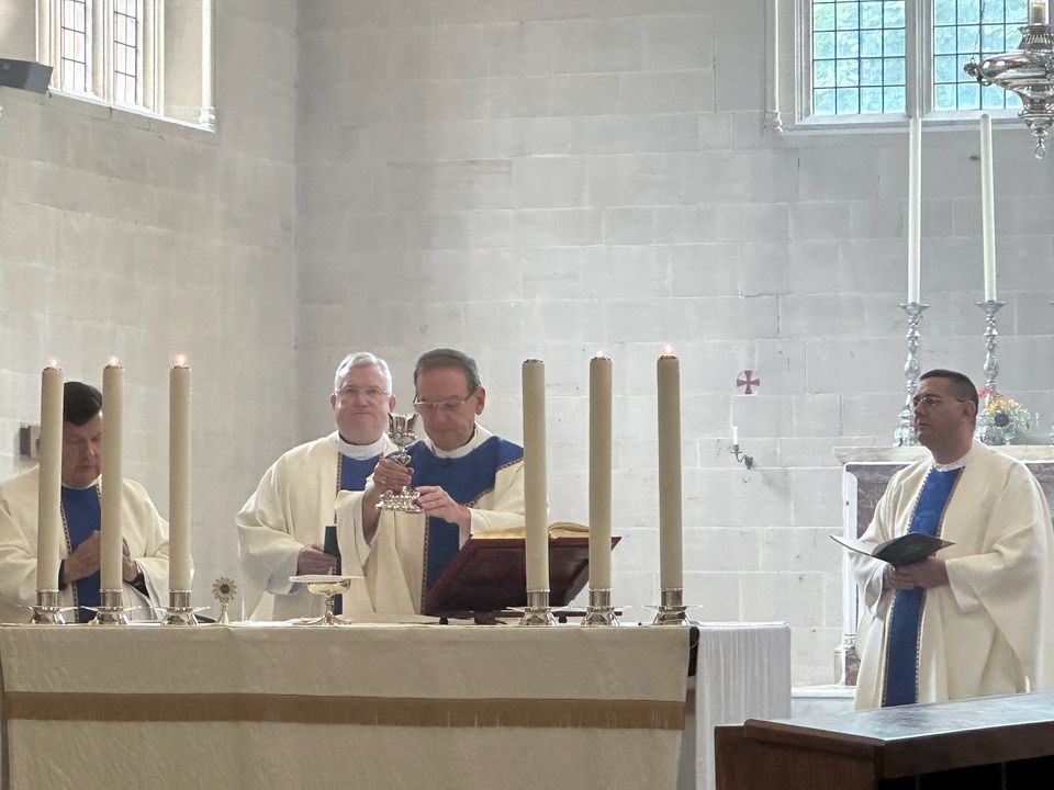 arlingtonchurch's tweet photo. During their second day in England, Bishop Burbidge and pilgrims of the St. Paul Leadership Forum had the opportunity to have Mass in the Blackfriars Priory. After which they were able to tour a number of colleges in Oxford, including Christ Church, Oriel, and Magdalen. https://t.co/j7bWvNZAT5