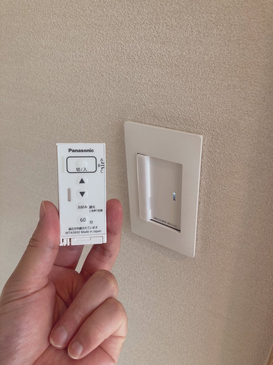 Kanapi_House's tweet photo. 取ったら…リモコンになります💡
特に寝室で便利だから定期的に紹介したくなる🏠

結構採用されてる方多いよね😊 https://t.co/VsMe1IvnG7