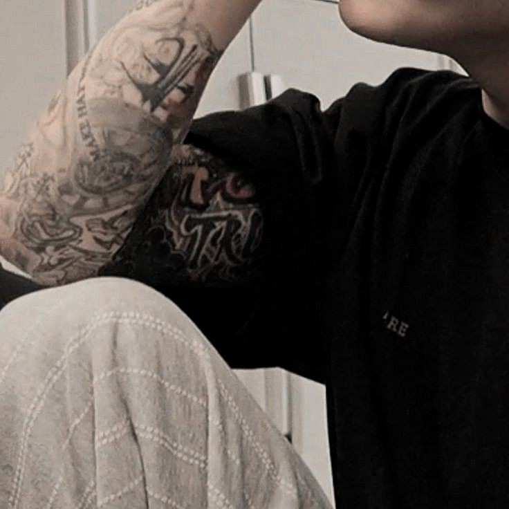 eu sou o ★, e é claro que você nunca vai saber meu nome e sempre vai ver só metade do meu rosto ou nada dele