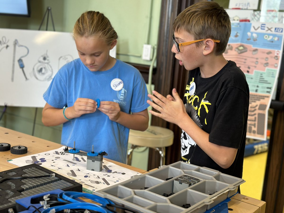 DarkSideRobots's tweet image. Dark Side Robotics’s Mid-Ohio Valley Robo Camp Day 1: campers created team flags, got introduced to robotics, and build their base robot! 🤖