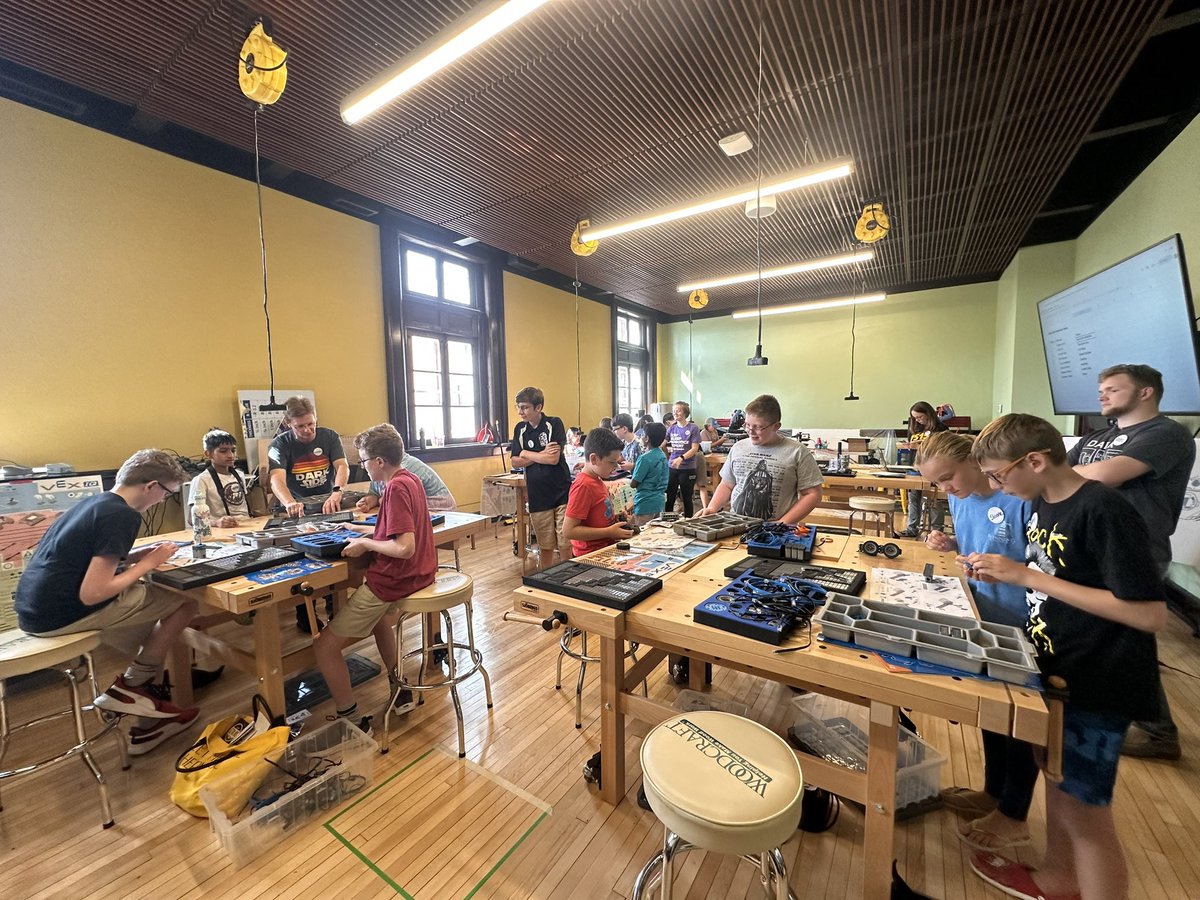 DarkSideRobots's tweet image. Dark Side Robotics’s Mid-Ohio Valley Robo Camp Day 1: campers created team flags, got introduced to robotics, and build their base robot! 🤖