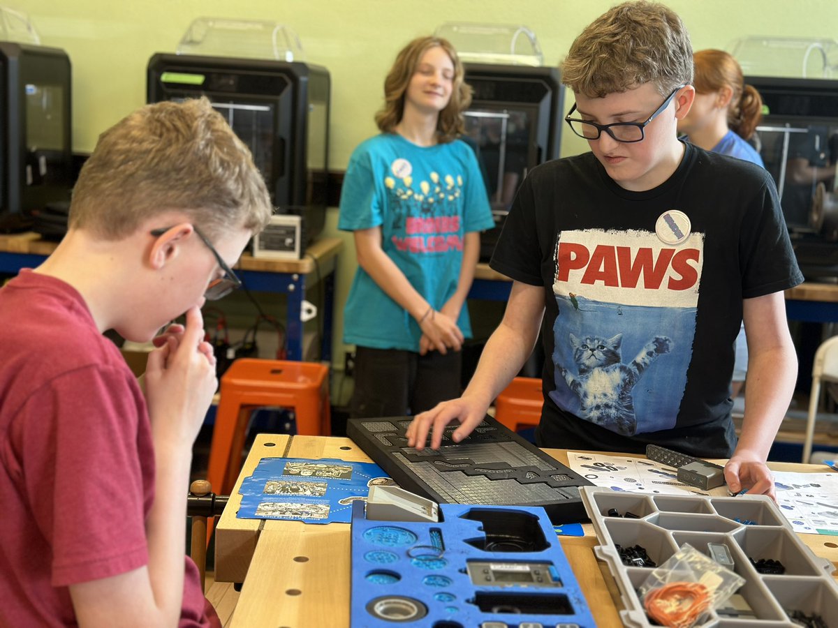 DarkSideRobots's tweet image. Dark Side Robotics’s Mid-Ohio Valley Robo Camp Day 1: campers created team flags, got introduced to robotics, and build their base robot! 🤖
