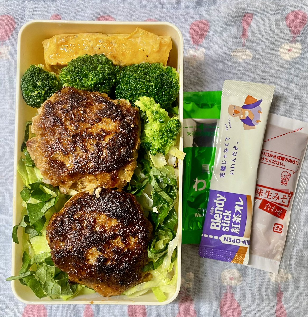 MiRACREA_mi's tweet photo. おはようございます
7月9日のお弁当
・ハンバーグ
・チーズインハンバーグ
・レタス
・ブロッコリー
・卵焼き

ロコモコ丼です

#お弁当 #お弁当記録 #お弁当作り楽しもう部 #料理好 https://t.co/mT8kFLVm80