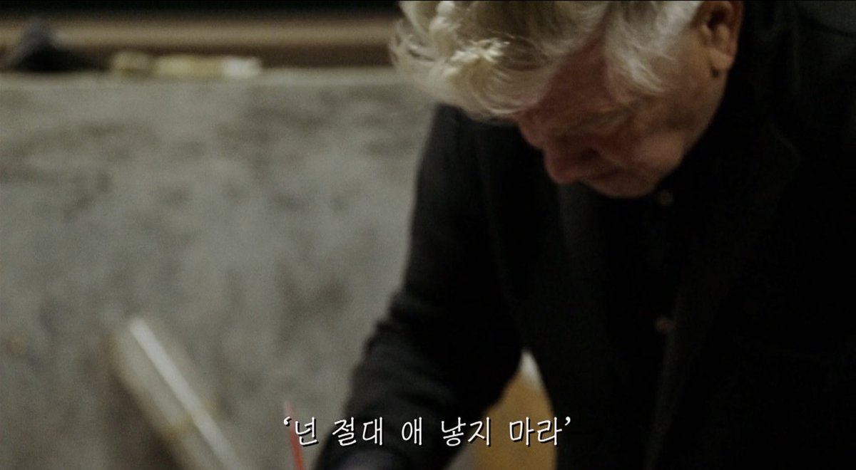 린치가 대학생 때 아버지가 집에 오셔서 신나가지고 지하실로 데려감 린치는 그곳에서 과일의 부식과정을 관찰하는 실험을 진행 중이었음 근데 사방에 거미줄, 누추하고 더러웠고 새와 쥐의 시체 및 별 물건이 다 있었다고 … 근데 이걸 보여드리고 흐뭇하게 아버지를 봤는데 이런 말을 하심