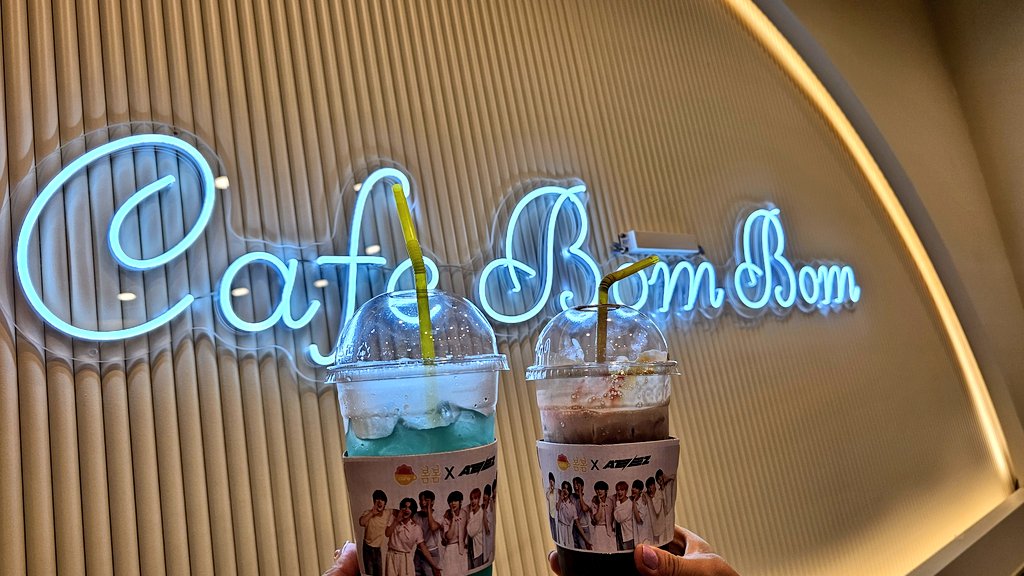san___kun's tweet photo. ์นดํ๋ด๋ด x ATEEZ๐ง
ใตใณใใใฎใใใใ
#BlueLemonade๐
้ฃฒใใฆๅฌใใใฃใ๐ฅน๐ซถ
#์นดํ๋ด๋ด #cafeBomBom
#์์ดํฐ์ฆ #ATEEZ #์ฐ #SAN https://t.co/NGvgOd3tse