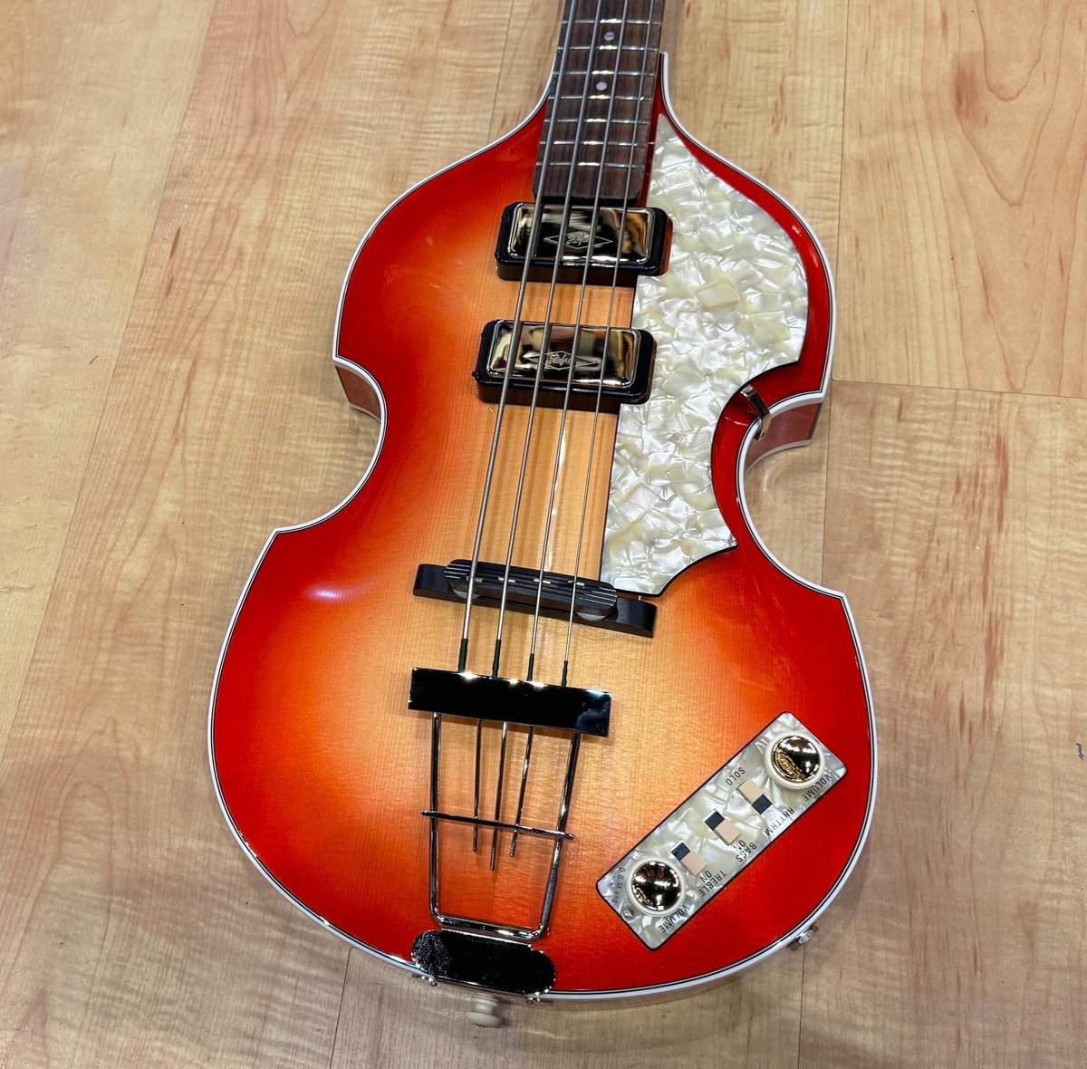 FabGearOfficial's tweet photo. This Hofner Custom Shop '61 500/1 "Cavern" bass features an eye-catching Cherry Sunburst finish! It also has a fully hollow body, and original '61 neck profile which plays like a dream! https://t.co/h2tS7vB0Rw