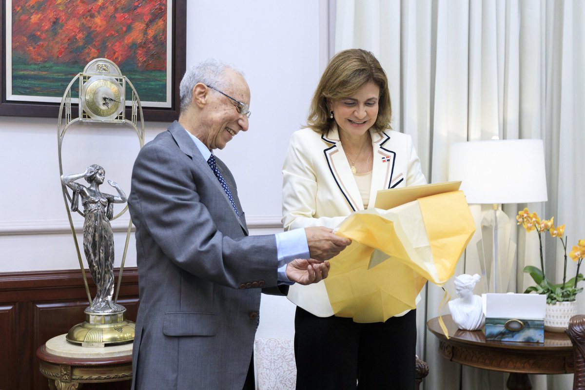 ViceRDo's tweet photo. Con el propósito de conversar respecto al desarrollo de iniciativas que sigan modernizando el esquema productivo del país, la vicepresidenta @RaquelPenaVice se reunió con los señores Eulogio Santaella y Rafael Núñez. 

#VicepresidenciaRD https://t.co/x5wVwr6niE