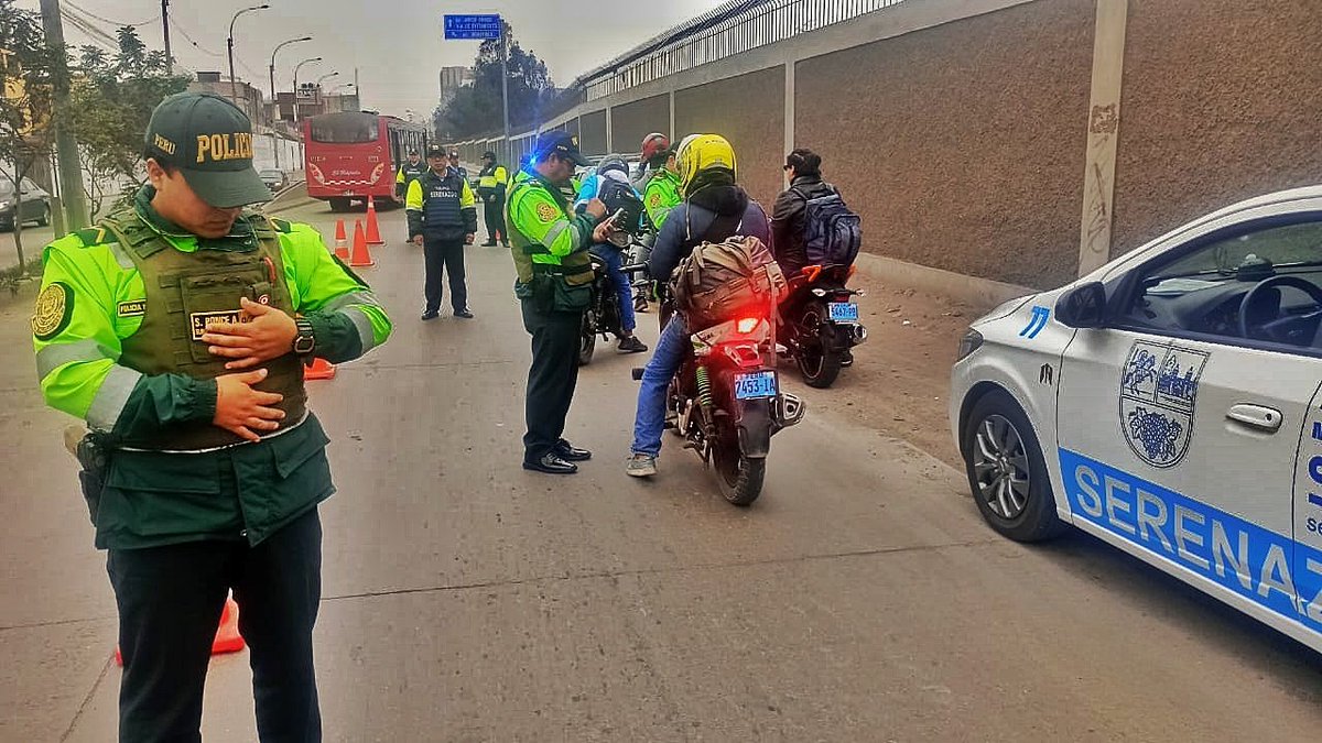 LimaRegion's tweet photo. #Divpolsur1 Efectivos policial de la #CiaMonterrico realizaron operativo de control de identidad en los diferentes puntos críticos de la jurisdicción con el apoyo del personal de serenazgo y fiscalización de la Municipalidad de Surco. 🚨🚔#todossomosperu #limasegura #tupolicia https://t.co/Isve3l1Zb3