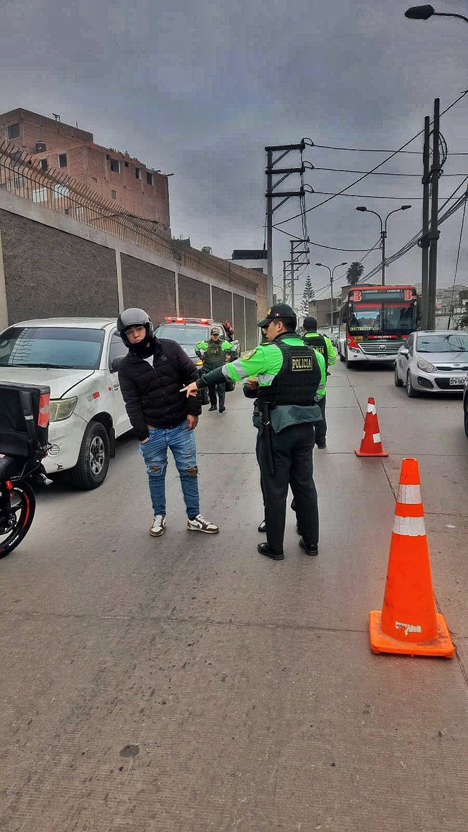 LimaRegion's tweet photo. #Divpolsur1 Efectivos policial de la #CiaMonterrico realizaron operativo de control de identidad en los diferentes puntos críticos de la jurisdicción con el apoyo del personal de serenazgo y fiscalización de la Municipalidad de Surco. 🚨🚔#todossomosperu #limasegura #tupolicia https://t.co/Isve3l1Zb3