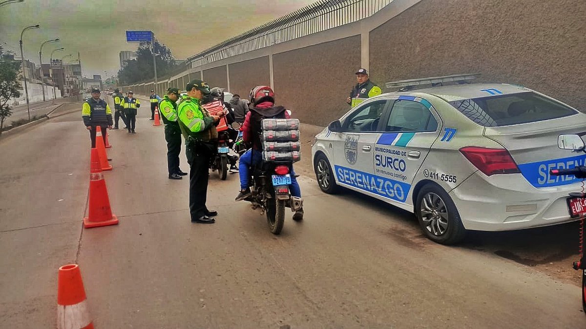 LimaRegion's tweet photo. #Divpolsur1 Efectivos policial de la #CiaMonterrico realizaron operativo de control de identidad en los diferentes puntos críticos de la jurisdicción con el apoyo del personal de serenazgo y fiscalización de la Municipalidad de Surco. 🚨🚔#todossomosperu #limasegura #tupolicia https://t.co/Isve3l1Zb3