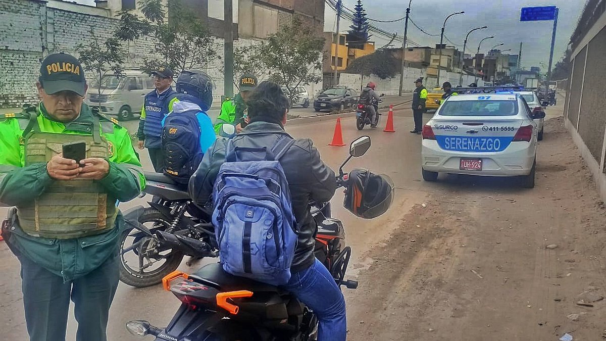 LimaRegion's tweet photo. #Divpolsur1 Efectivos policial de la #CiaMonterrico realizaron operativo de control de identidad en los diferentes puntos críticos de la jurisdicción con el apoyo del personal de serenazgo y fiscalización de la Municipalidad de Surco. 🚨🚔#todossomosperu #limasegura #tupolicia https://t.co/Isve3l1Zb3