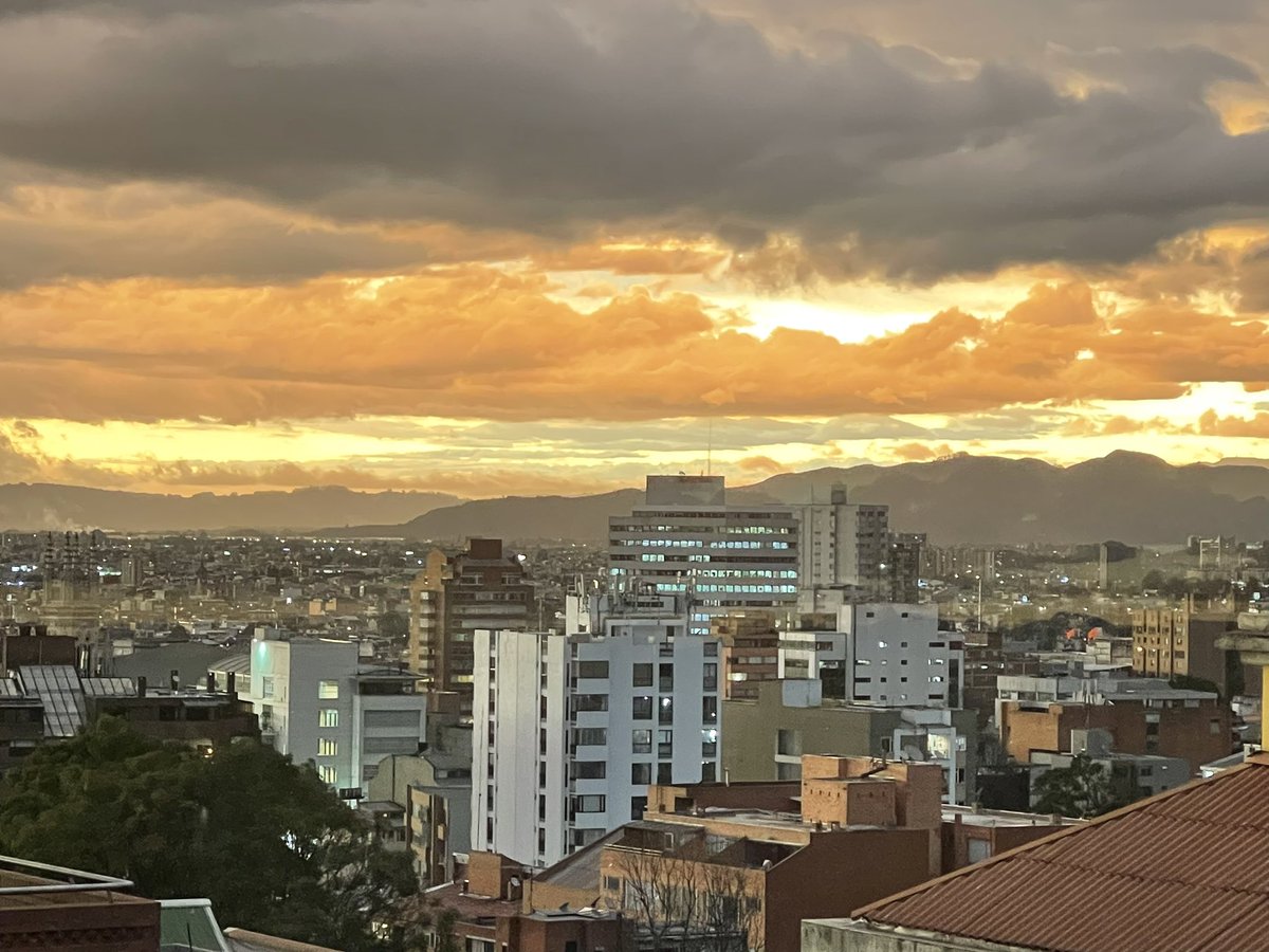 Vaya cielo tan hermoso el de Bogotá hoy. 😍

Tiñó las calles con un leve filtro sepia