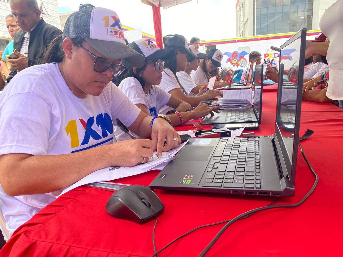 GS1999__'s tweet photo. #08Jul | Vicepresidenta @delcyrodriguezv lideró una nueva jornada de atención del 1x10 del Buen Gobierno en el estado Lara.

Seguimos llevando salud a cada rincón de esta entidad.
#Venezuela

@NicolasMaduro @MagaGutierrezV @AdolfoP_Oficial @JavierC_Salud https://t.co/thzzUx4nC4