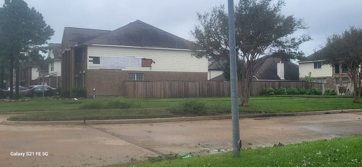 CosmicStatus's tweet image. Damage in my neighborhood from #Beryl #tropics #txwx
