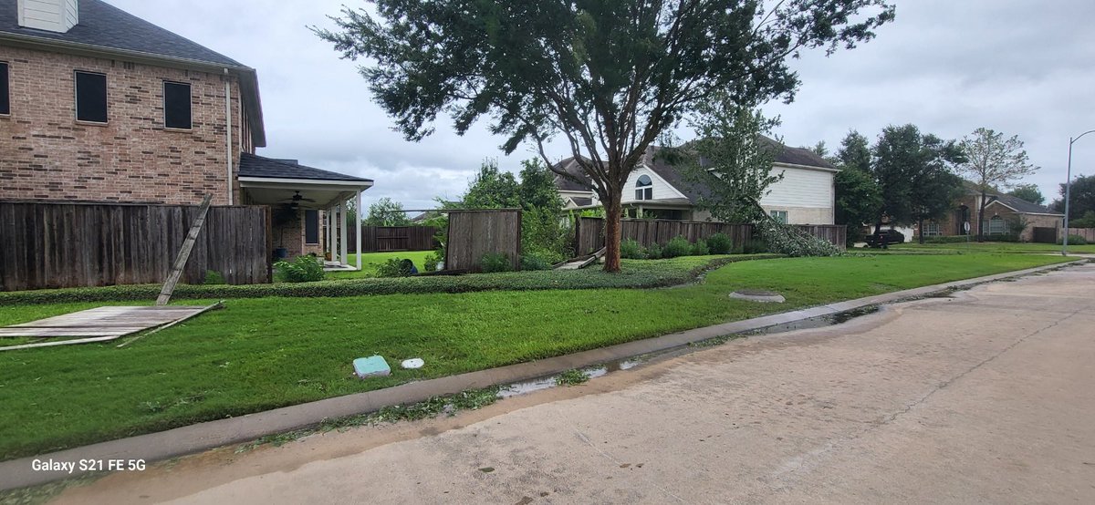 CosmicStatus's tweet image. Damage in my neighborhood from #Beryl #tropics #txwx