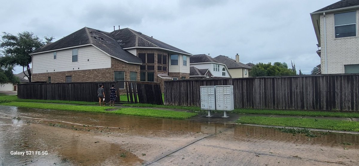 CosmicStatus's tweet image. Damage in my neighborhood from #Beryl #tropics #txwx