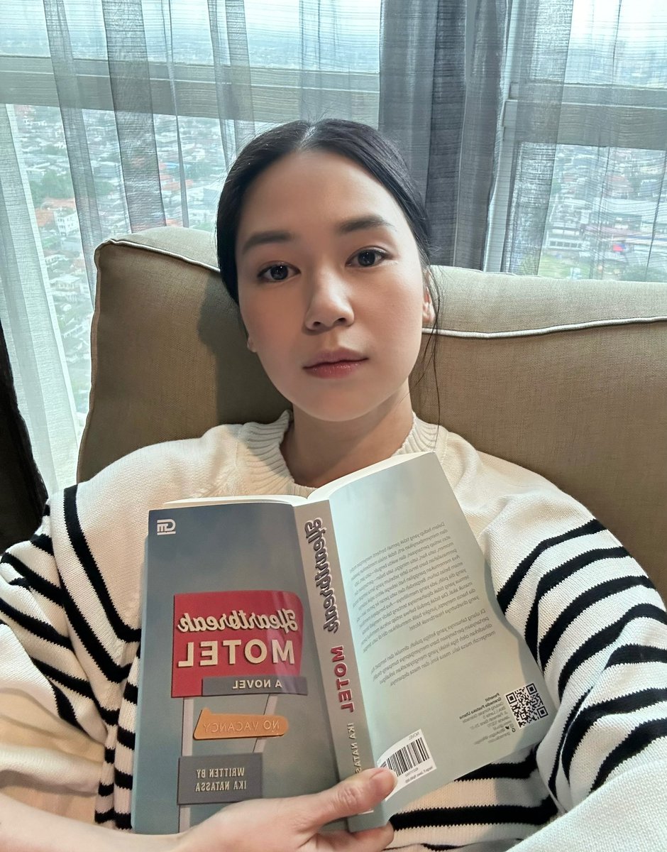 Lebih suka baca novelnya dulu sebelum nonton, atau sebaliknya?
Heartbreak Motel tayang 1 Agustus di bioskop. Nonton yaaa 🤏
#SelfieDay7
#HeartbreakMotelChallenge