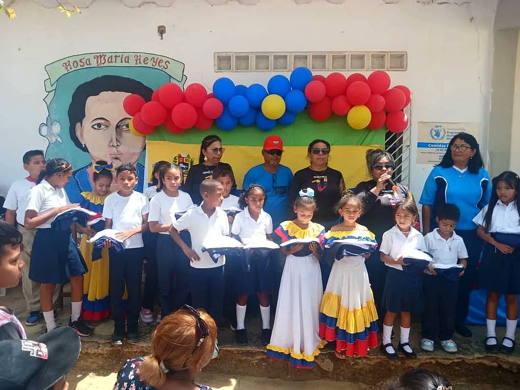 info_mppe's tweet photo. ✅📝 #NotiMPPE | A través de la @VenAppSocial, fueron entregados más de 210 kits escolares a las instituciones: E.P.N. Taratara y la E.P.E. Rosa Maria Reyes de las Pquias. La Vela y Guaibacoa del Mcpio Colina. 👔👞
Vía: @cdcefalcon
@_LaAvanzadora
@MPPEDUCACION
#PalabraEres https://t.co/hyiCNQuneB