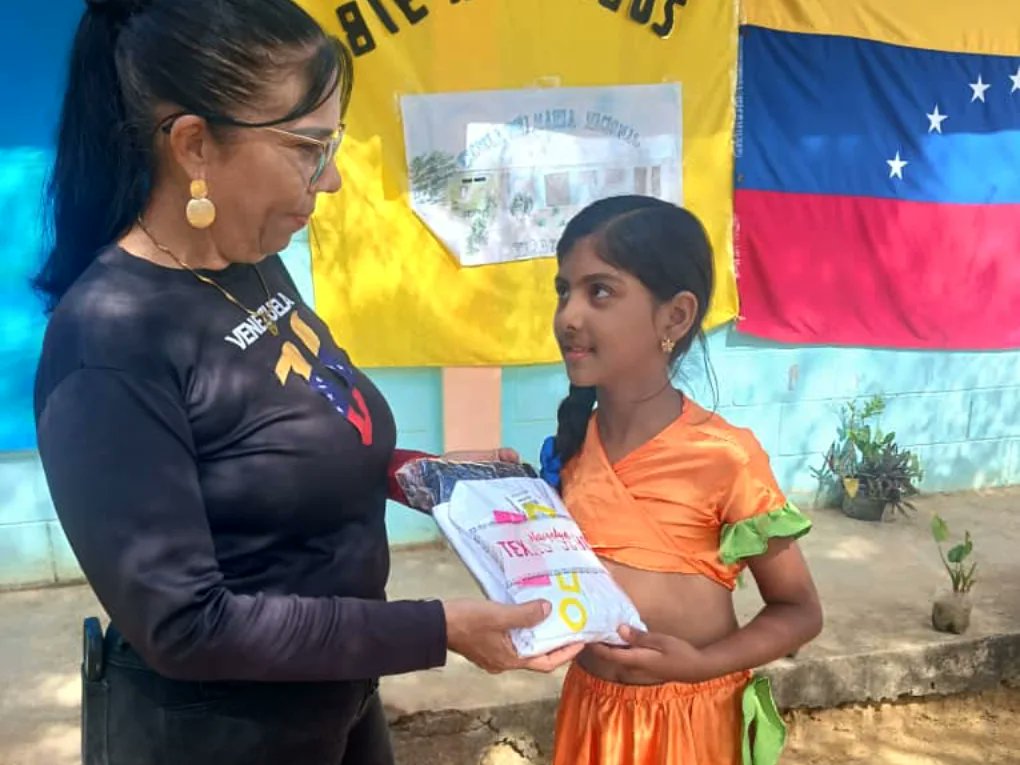 info_mppe's tweet photo. ✅📝 #NotiMPPE | A través de la @VenAppSocial, fueron entregados más de 210 kits escolares a las instituciones: E.P.N. Taratara y la E.P.E. Rosa Maria Reyes de las Pquias. La Vela y Guaibacoa del Mcpio Colina. 👔👞
Vía: @cdcefalcon
@_LaAvanzadora
@MPPEDUCACION
#PalabraEres https://t.co/hyiCNQuneB