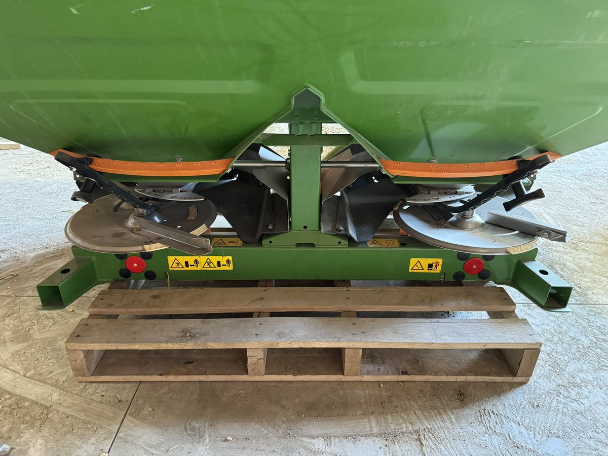 Amazone 1501 3000 liter  for sale NEVER saw fertilizer 2014, includes manuals, calibration kit, and pan kit to check spread if you want. Hyd gates each side 540 pto 12500$ or BO