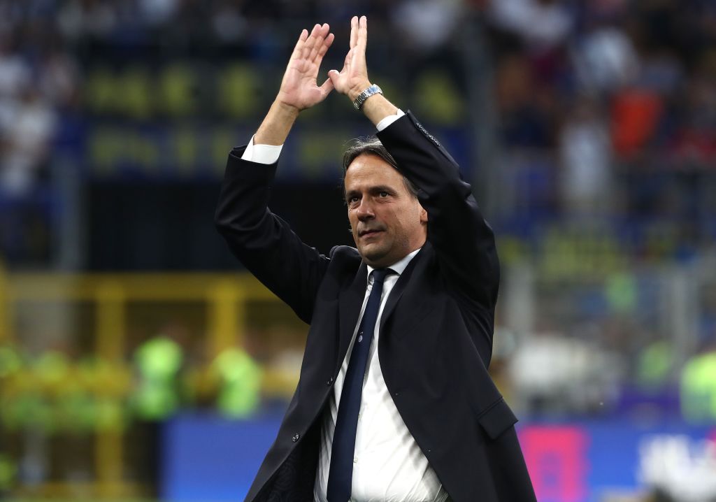 FabrizioRomano's tweet photo. 🚨⚫️🔵 Simone Inzaghi has agreed on new deal at Inter valid until June 2026, done and set to be sealed.

The salary will be €6.5m net per season.

Understand there's a special bonus worth €2m in case Inter win the Scudetto under Inzaghi again. https://t.co/P71PhY3yzR