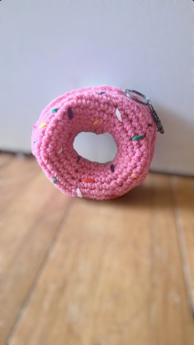 Handmade Crochet Donut Coin Purse! Would you buy one?? #madebyme #crochet https://t.co/N2yNgG7nuA<a href="/tag/madebyme"class="tags"><span>#madebyme</span></a><a href="/tag/crochet"class="tags"><span>#crochet</span></a>