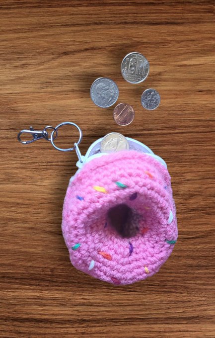 Handmade Crochet Donut Coin Purse! Would you buy one?? #madebyme #crochet https://t.co/N2yNgG7nuA<a href="/tag/madebyme"class="tags"><span>#madebyme</span></a><a href="/tag/crochet"class="tags"><span>#crochet</span></a>