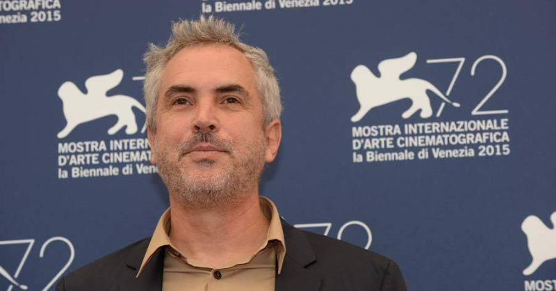 Telcel's tweet photo. ¡Sigue a Alfonso Cuarón 🎥 en su nuevo y emocionante 'thriller' psicológico: 'Observada'! 😬 Prepárate para estar al borde del asiento con cada episodio de esta serie. ¡No te la pierdas! #HolaTelcel #AlfonsoCuarón #Observada