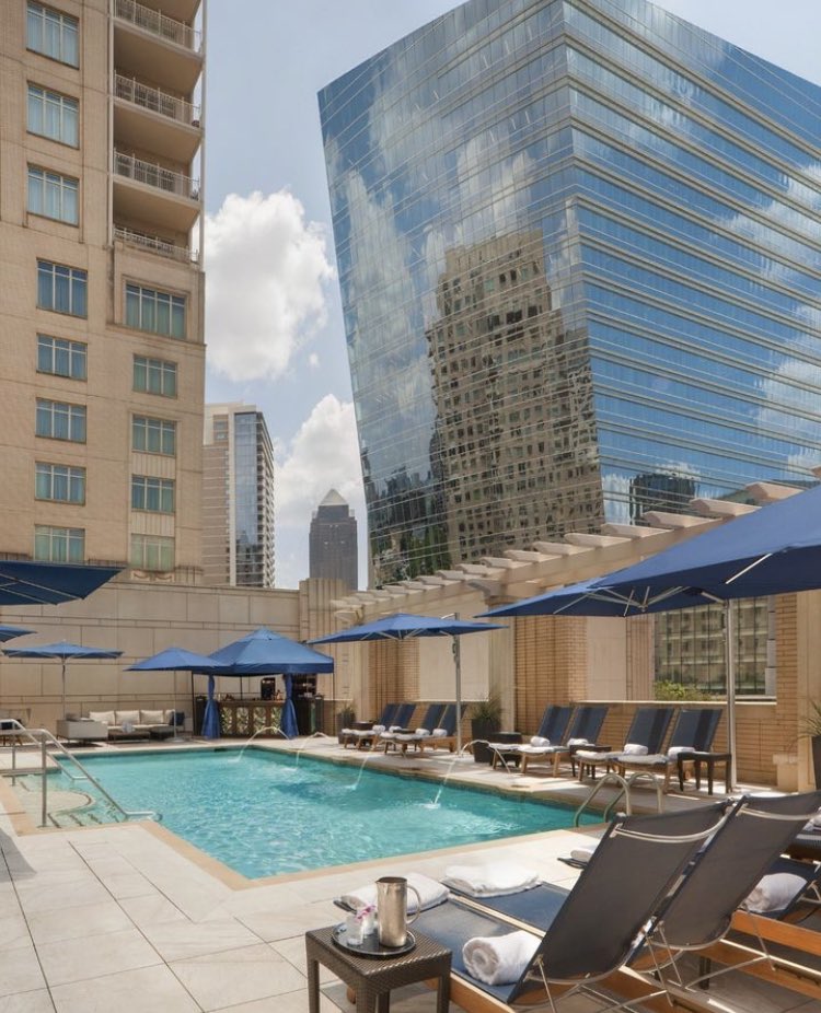 VisitaDallasTx's tweet image. ¡Las vacaciones que soñaste están en los hoteles con alberca de Dallas! 🏊‍♂️ 🌞 ¡Reserva unas vacaciones en casa y celebra la diversión del verano! Descubre 20 hoteles con alberca 👙 visitdallas.com/blog/hotel-poo…

#visitadallas #dallastexas #thingstodoindallas #dallas #dallastx #alberca