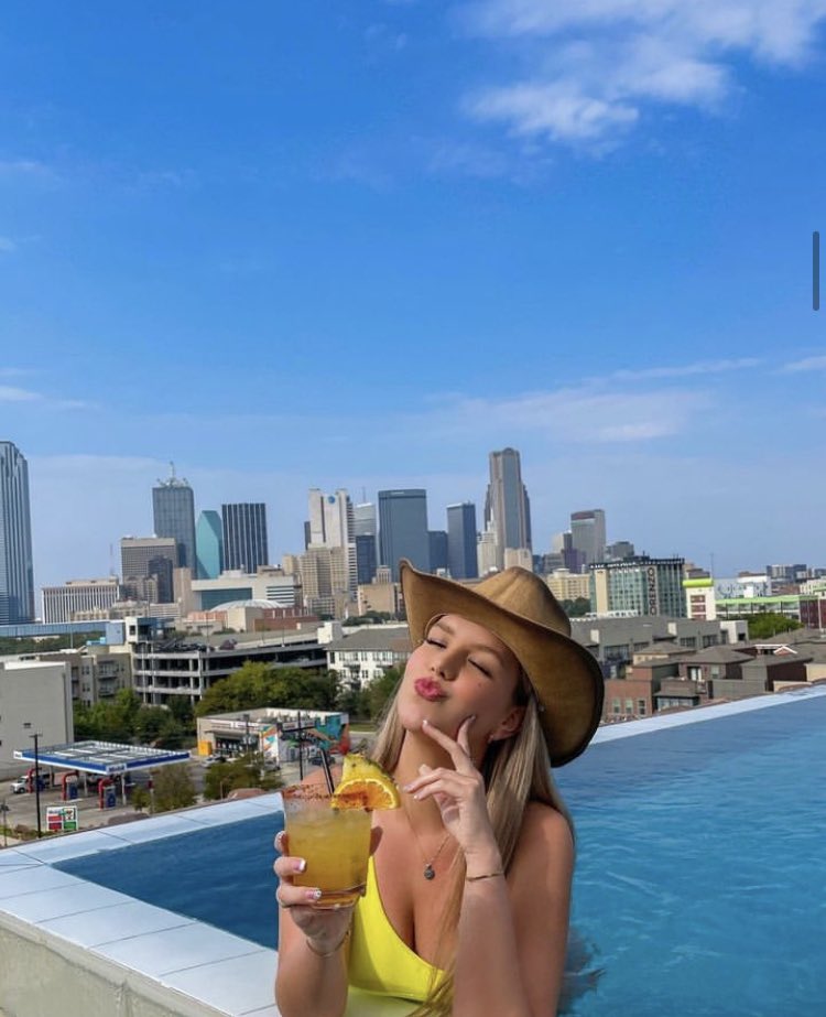 VisitaDallasTx's tweet image. ¡Las vacaciones que soñaste están en los hoteles con alberca de Dallas! 🏊‍♂️ 🌞 ¡Reserva unas vacaciones en casa y celebra la diversión del verano! Descubre 20 hoteles con alberca 👙 visitdallas.com/blog/hotel-poo…

#visitadallas #dallastexas #thingstodoindallas #dallas #dallastx #alberca
