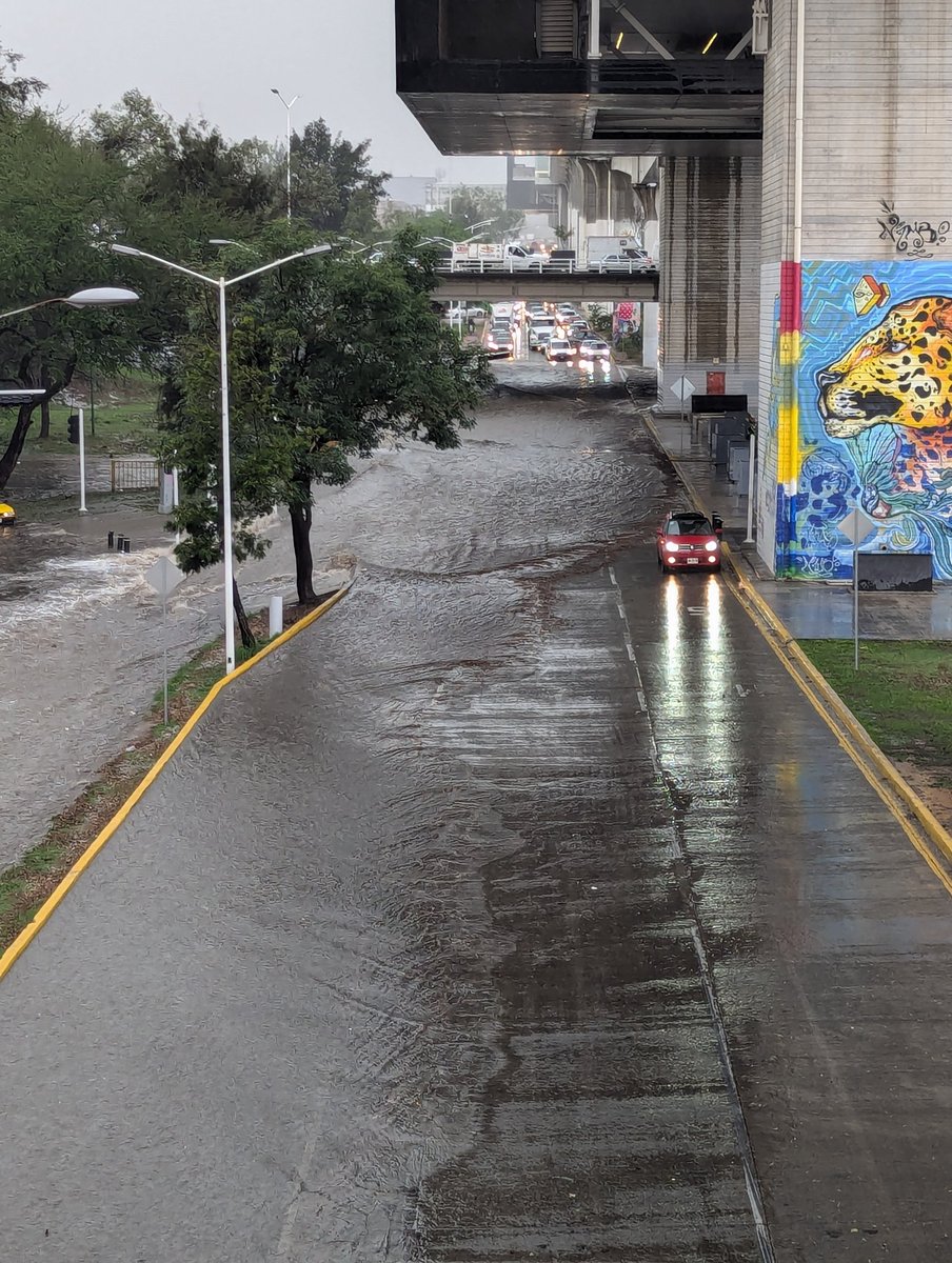 jesusdroid's tweet photo. @Trafico_ZMG Periférico y carretera a tesistan por la plaza belenes https://t.co/RN2jsVcKnd