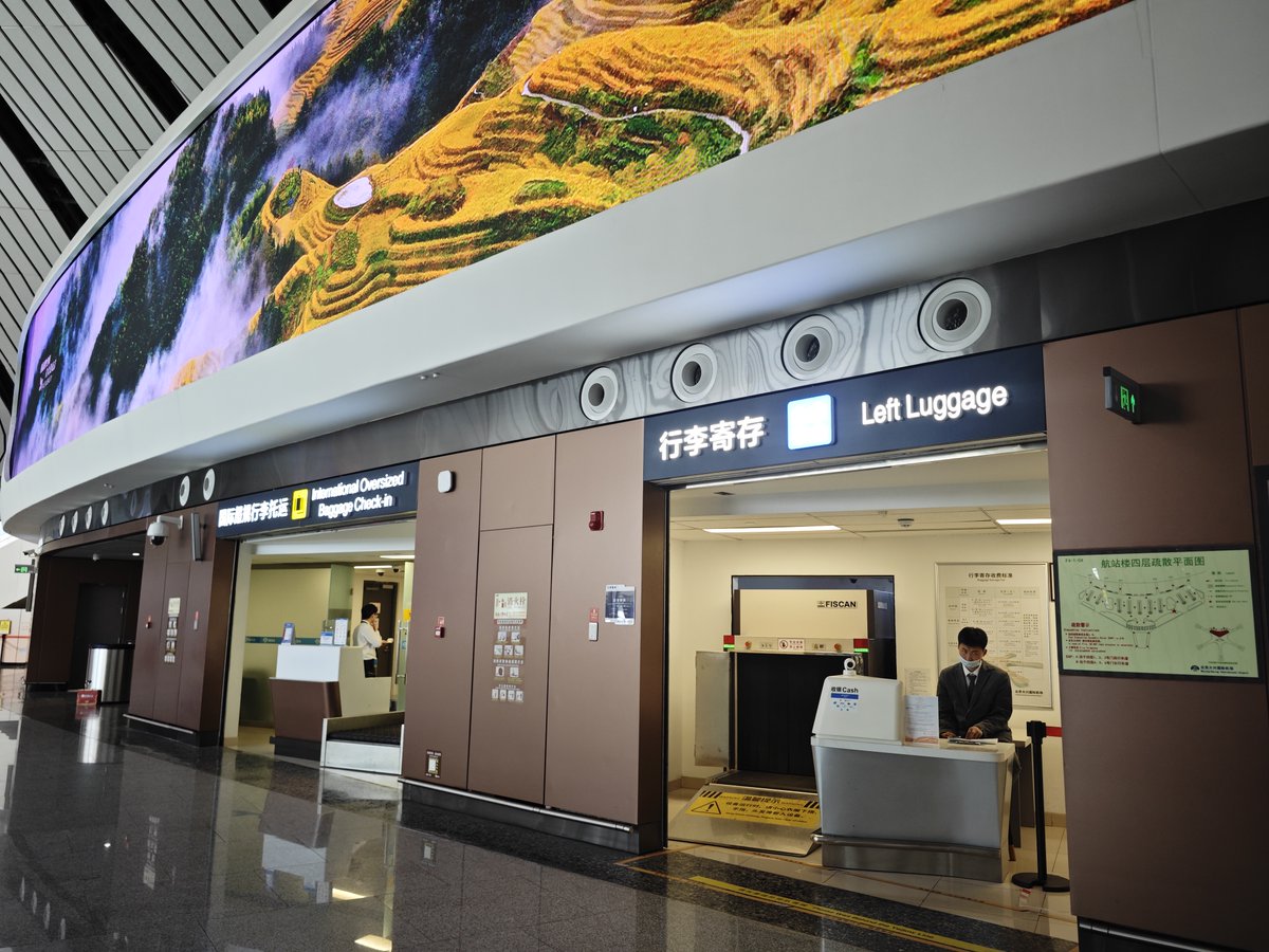 PKXAirport's tweet photo. Left Luggage at #PKX is available near the east exit on the 2nd floor and near Starbucks on the 4th floor. Services vary by luggage type. Passengers using the 144-hour transit visa-free policy can store luggage for free. Ask on-site staff for details. #PKXService https://t.co/cQqRrtvend