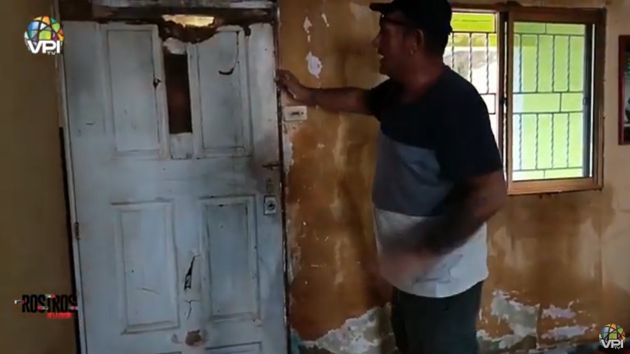 VPITV's tweet photo. #RostrosdelaCrisis | Miguel y su esposa Yuli Flores, se encuentran desesperados ante el deterioro de la infraestructura de su hogar, agudizándose con el paso de #Bery en #Margarita.
La familia tiene cuatro años enviando cartas al gobernador y temen que la casa sea declarada “inhabitables” por parte de las autoridades competentes, afirmando que “no tienen otro lugar para vivir”.
Conéctate: https://t.co/UrQoX7eb8c