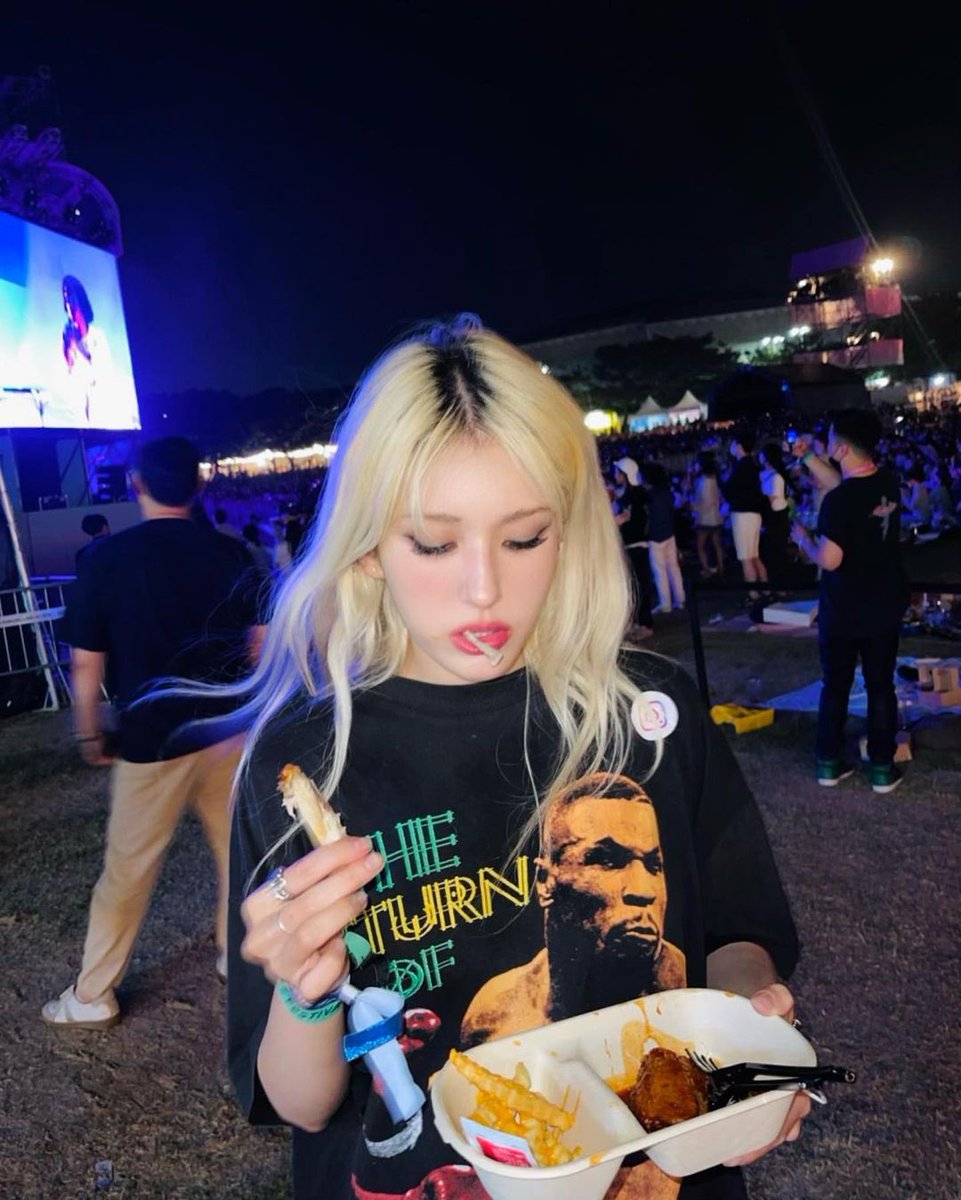 GM_AURA's tweet photo. 🐇: ayyo
🐇: hoje eu venho com registros de uma sobrevivente
🐇: amei o festival, aproveitei antes e depois da perfomance. 
🐇: ganhei chicken wings, foi meu parabéns para mim mesma  ㅋㅋㅋ
🐇: quando cheguei em casa quase dormi no sofá, unnie me salvou.
🐇: acho q estou indo. https://t.co/XwD5EsNKyB
