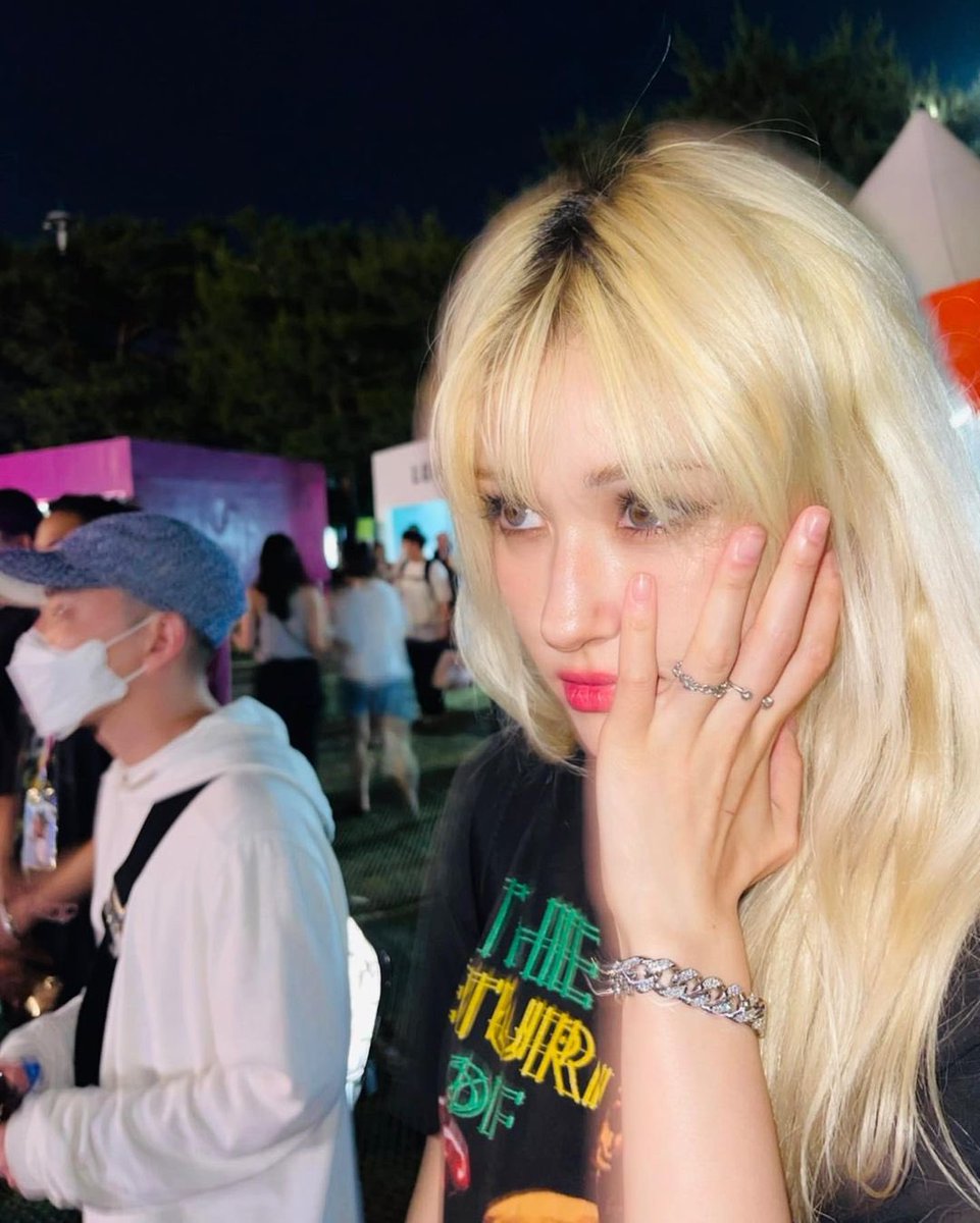 GM_AURA's tweet photo. 🐇: ayyo
🐇: hoje eu venho com registros de uma sobrevivente
🐇: amei o festival, aproveitei antes e depois da perfomance. 
🐇: ganhei chicken wings, foi meu parabéns para mim mesma  ㅋㅋㅋ
🐇: quando cheguei em casa quase dormi no sofá, unnie me salvou.
🐇: acho q estou indo. https://t.co/XwD5EsNKyB
