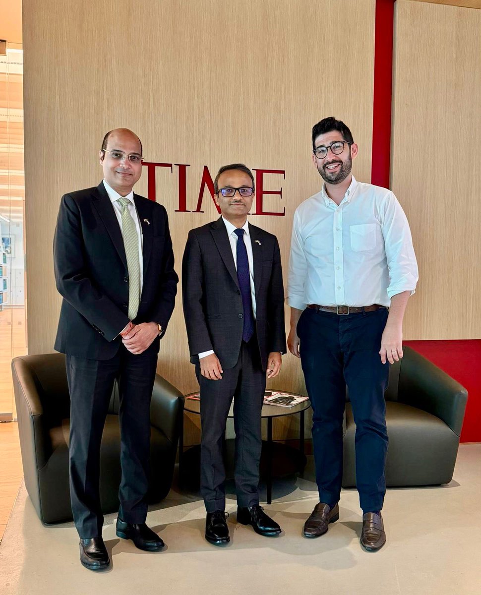 IndiainNewYork's tweet photo. Consul General @binaysrikant76 had a constructive meeting with Mr Sam Jacobs @samjacobs Editor-in-Chief of Time Magazine @TIME. They discussed about India's transformation journey and growing role in world economy and global affairs.
@MEAIndia
@IndianEmbassyUS
@IndianDiplomacy
@VarunJeph