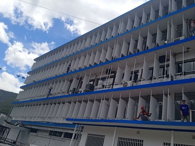 GobTrujillo's tweet photo. #EsNoticia🗞️ || Continúan los trabajos de modernización del Hospital José Gregorio Hernández de Trujillo.
El Gabinete de Infraestructura ha abordado integralmente fachadas, 6 quirófanos, UCI, Sala de Parto y Maternidad, Emergencia Pediátrica y Adultos, entre otras. 

#PalabraEres https://t.co/lAL0nfjcjL