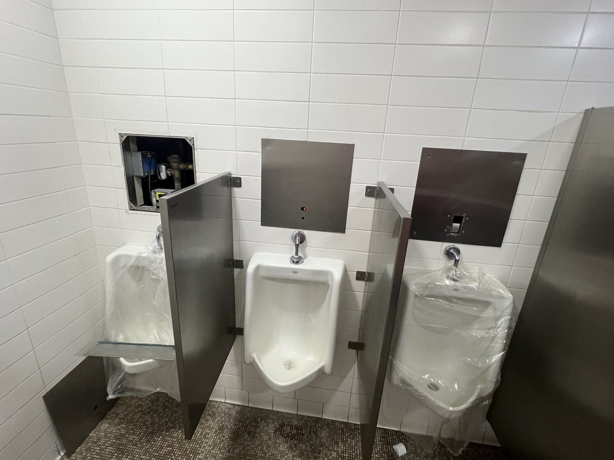 Primera experiencia de turistas que llegan a Panamá - el baño en aduana de la terminal T1.  Mucho por hacer !