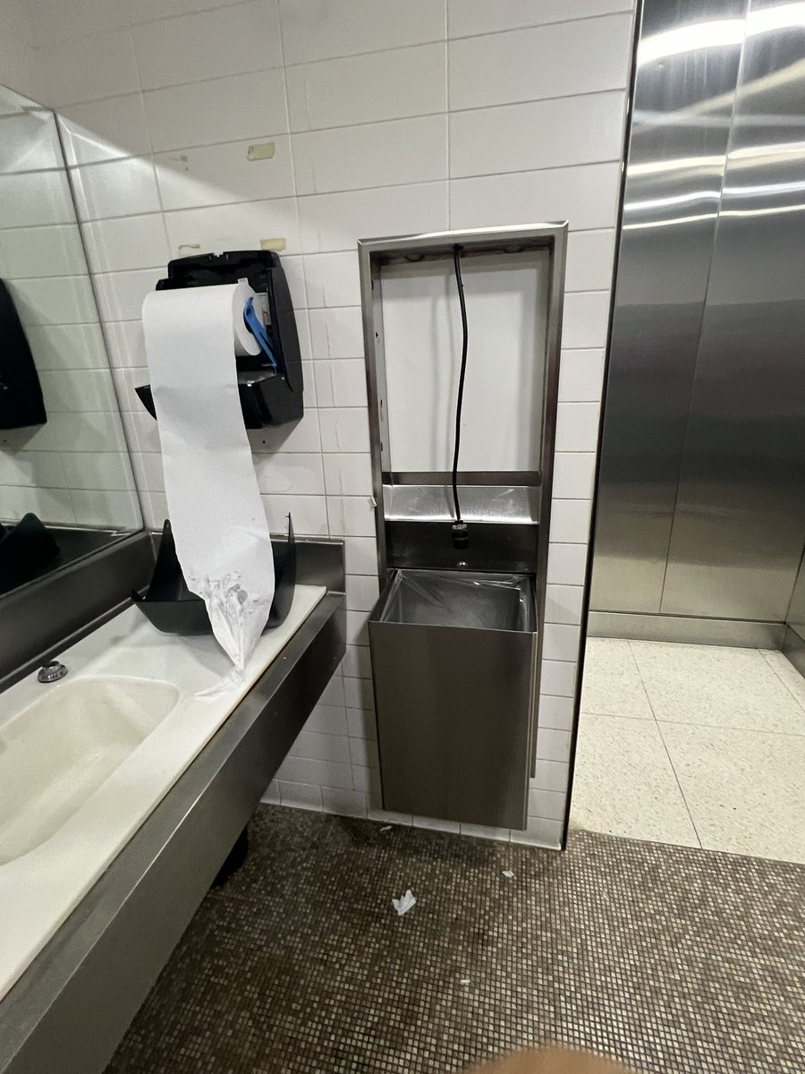 DiegoEleta's tweet photo. Primera experiencia de turistas que llegan a Panamá - el baño en aduana de la terminal T1.  Mucho por hacer ! https://t.co/IuzWzXw1FH