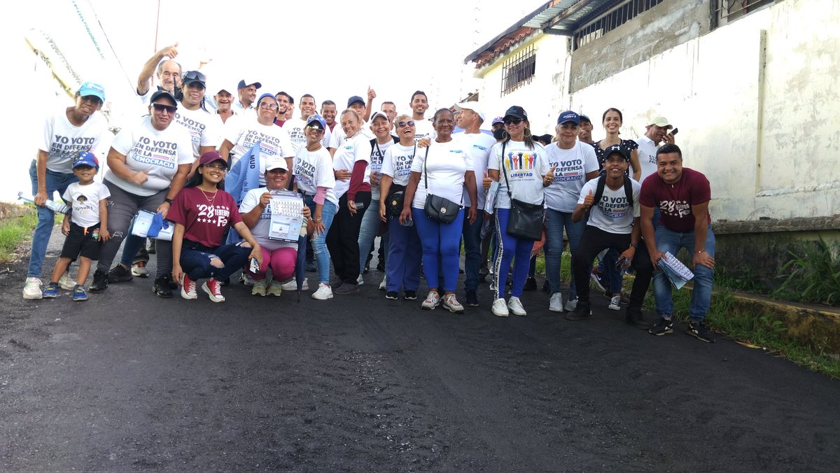 #08JUL | Recorrido en el sector la Manga de la parroquia San Simon.
Trabajando por lograr el cambio en nuestro país. Los venezolanos este 28 de Julio votamos todos en la MUD Unidad
¡Lo lograremos Venezuela!