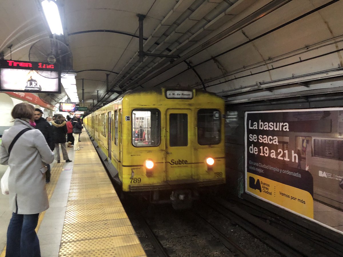 lautiFCNGU's tweet photo. Mitsubishi Eidan (700) {789 Etc..} Llegando a Estación Carlos Pellegrini
#subterraneosdebuenosaires
#subtelineab
#emova
#ferrocarrilurquiza
#argentinarailways
#mitsubishieidan500
Créditos: @LautibarriosU @emova_arg
Video Filmado el: (5 Jul 2024) https://t.co/ifKUjb9wYc