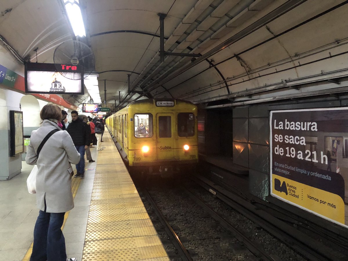 lautiFCNGU's tweet photo. Mitsubishi Eidan (700) {789 Etc..} Llegando a Estación Carlos Pellegrini
#subterraneosdebuenosaires
#subtelineab
#emova
#ferrocarrilurquiza
#argentinarailways
#mitsubishieidan500
Créditos: @LautibarriosU @emova_arg
Video Filmado el: (5 Jul 2024) https://t.co/ifKUjb9wYc