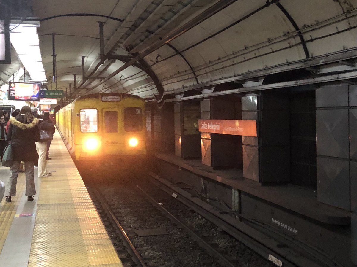 lautiFCNGU's tweet photo. Mitsubishi Eidan (700) {789 Etc..} Llegando a Estación Carlos Pellegrini
#subterraneosdebuenosaires
#subtelineab
#emova
#ferrocarrilurquiza
#argentinarailways
#mitsubishieidan500
Créditos: @LautibarriosU @emova_arg
Video Filmado el: (5 Jul 2024) https://t.co/ifKUjb9wYc