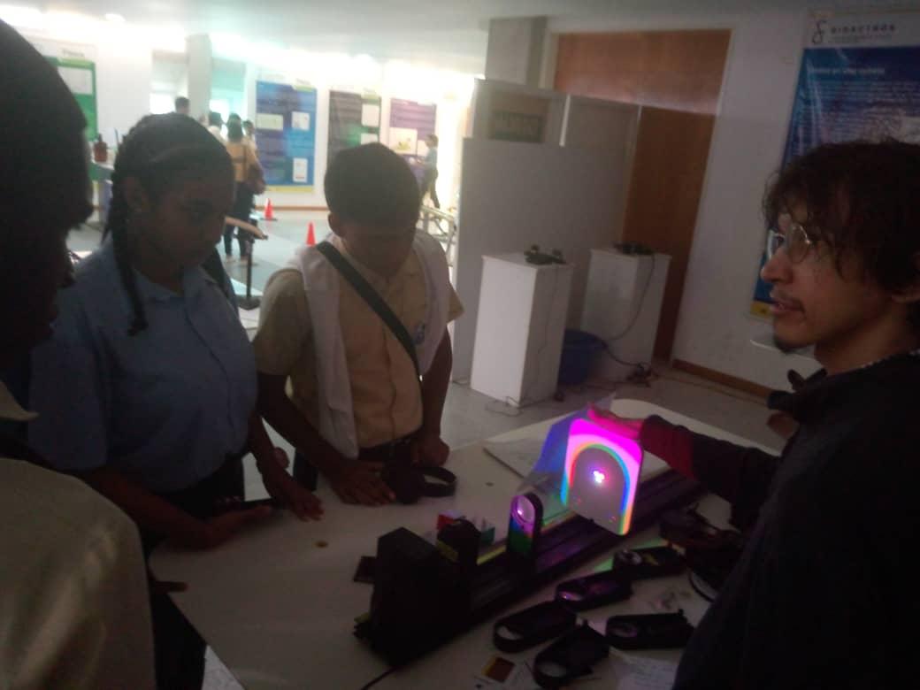 "🔬🎨 Estudiantes y docentes del municipio Acevedo y la Universidad Simón Bolívar disfrutaron de una visita educativa al Didactrón. Exploraron conceptos como movimientos, reflexión de la luz, péndulo y más. ¡La ciencia y el arte se unen en esta experiencia enriquecedora! 🌟